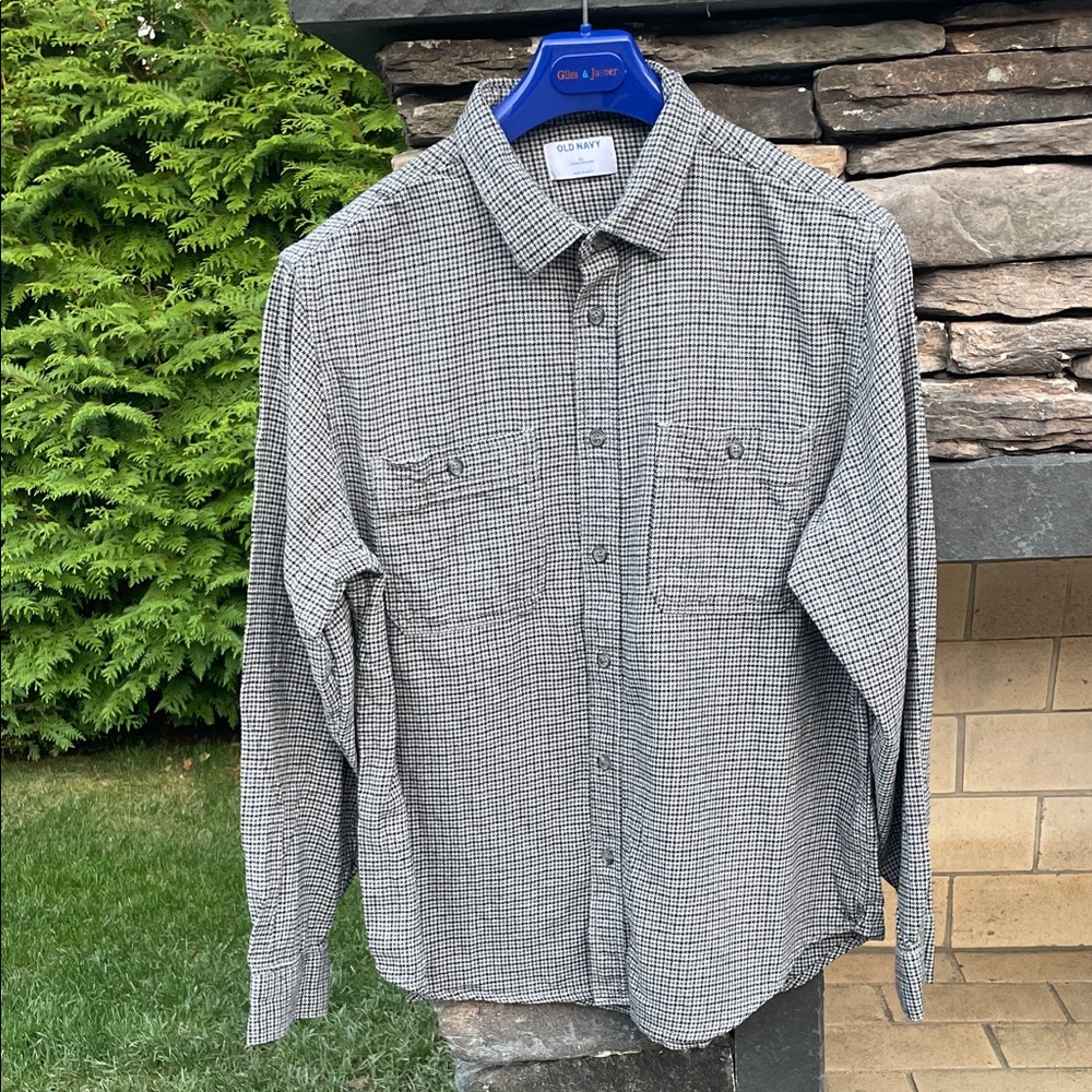 Old Navy Men's Black and Gray Checkered Button-Down Shirt